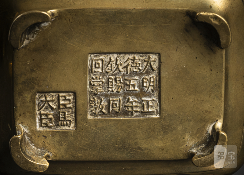 A gold-colored bronze censer on four legs with copper-inlaid Arabic inscription - 图4